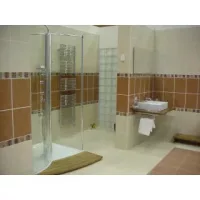 Kabinen und Duschwannen