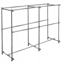 Regale und Kleiderbügel